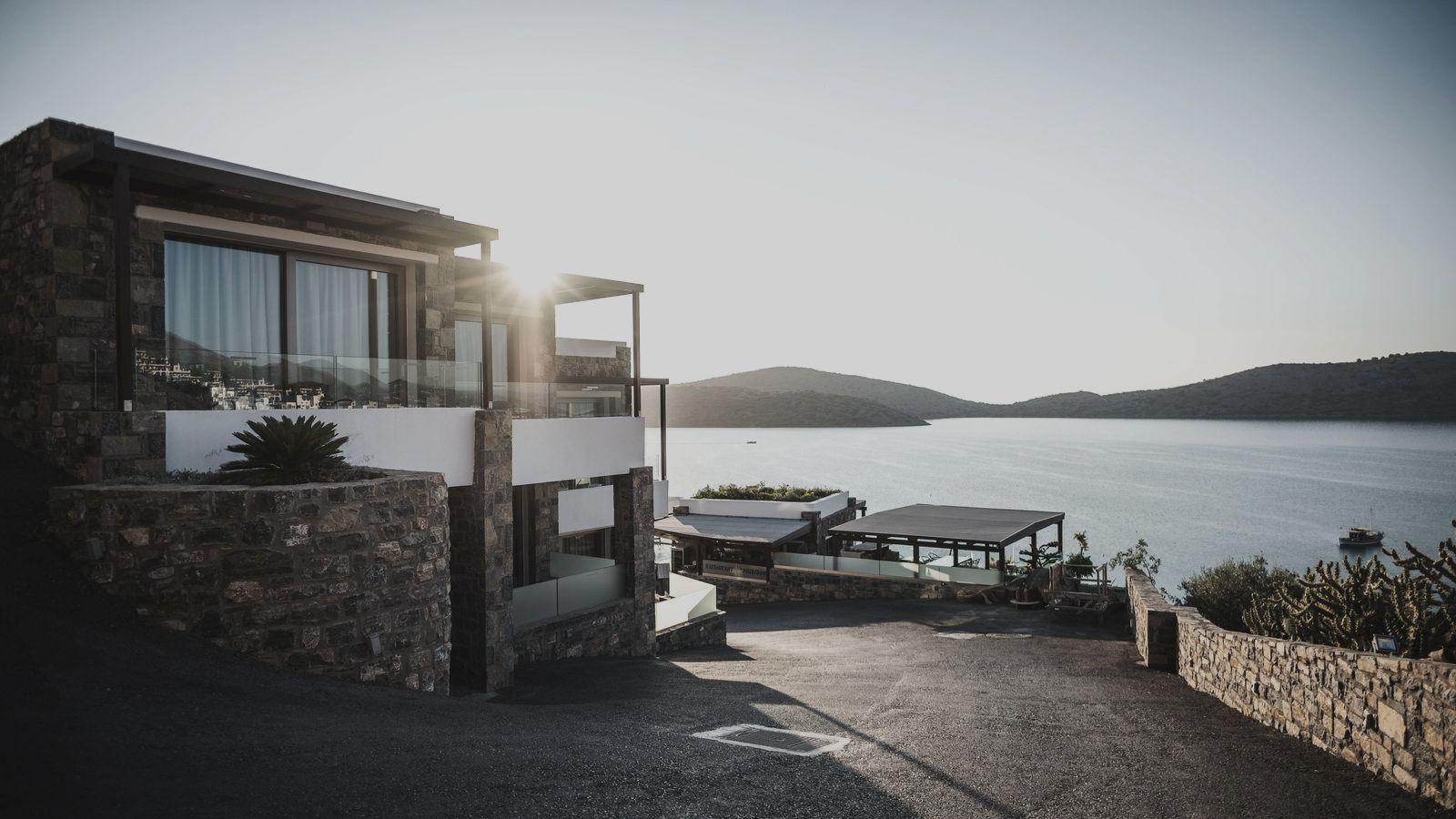Moderne Villa am Wasser in der Abenddämmerung, Sinnbild für diskrete Off-Market-Immobilien